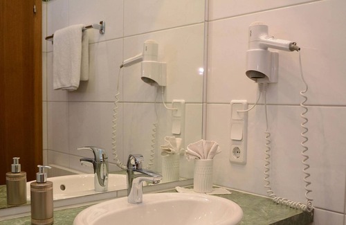 Gries im Sellrain Apartment | Single room with shower od. Bath, toilet - Landhaus Notburga