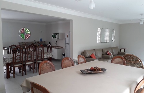 Jardim Centenario House | Single storey beach house with swimming pool and barbecue 30 meters from the beach