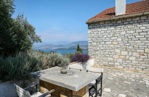 Petaleia Cottage | Sinies Cottage is a traditional 2 floor stone house
