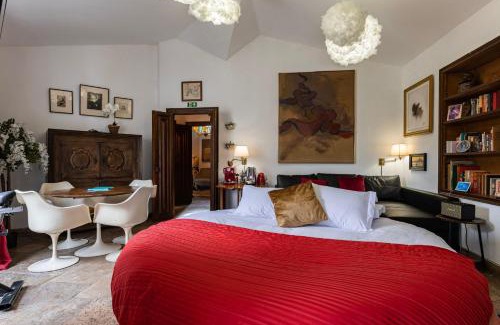Sintra Hotel | Sintra WOW - Unique double Smart Room in 17th century Palace! Hot tub, Snooker, BBQ, PS5, Sauna, Gym