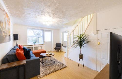 Peterborough House | SionStays - Honeysuckle Court - Close to City Centre!