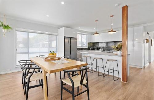 Cessnock House | Sip and Soak Up Summer in the Hunter
