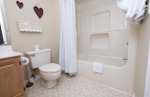 Pawleys Island House | Sip, Stay, Stargaze Emerald Green 2BR 2BA