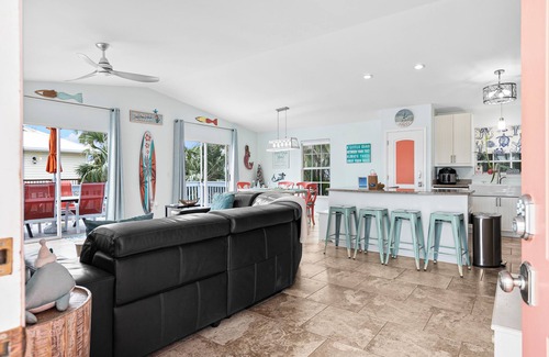 Ilexhurst House | Sirena Del Mar | Newly Remodeled, Steps to Beach & Private Pool