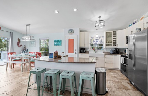 Ilexhurst House | Sirena Del Mar | Newly Remodeled, Steps to Beach & Private Pool
