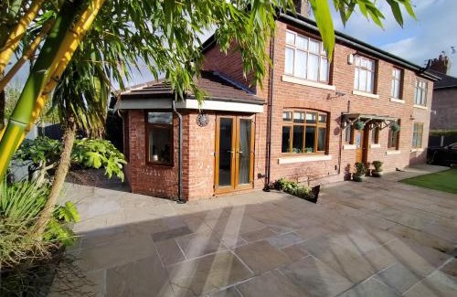 Crewe House | Sirius House - sleeps 7, driveway, garden