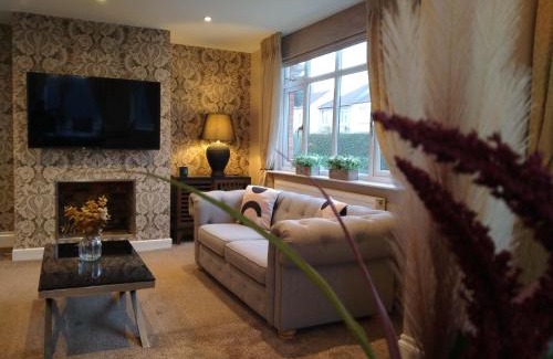 Crewe House | Sirius House - sleeps 7, driveway, garden