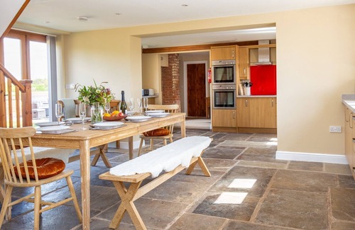 Bidford-on-Avon Cottage | Siskin Barn, Near Stratford-upon-Avon, sleeps 9 guests in 4 bedrooms