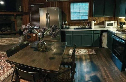 Saratoga House | Sissy’s Cabin on Sunset Dr.
