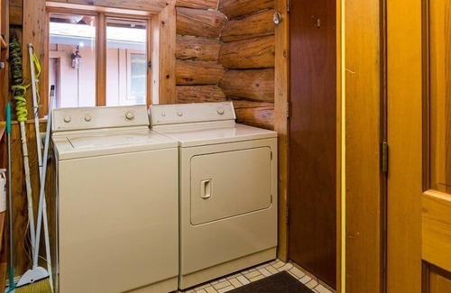 Sisters Cabin | Sisters Dream Inn - amazing pet friendly cabin located on 2 beautiful acres in a