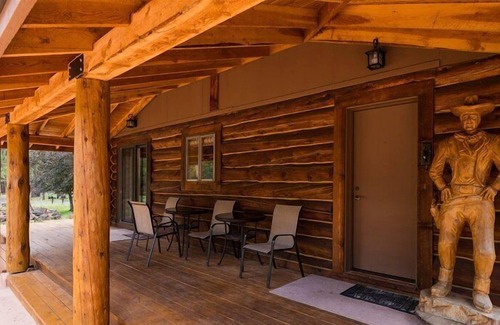 Sisters Cabin | Sisters Dream Inn - amazing pet friendly cabin located on 2 beautiful acres in a