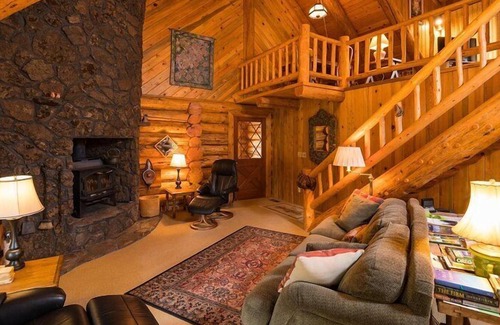 Sisters Cabin | Sisters Dream Inn - amazing pet friendly cabin located on 2 beautiful acres in a