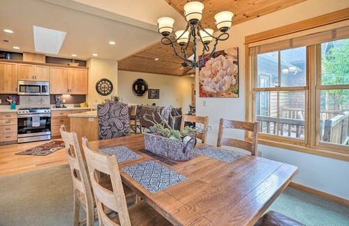 Sisters Condo | Sisters Getaway w/Hot Tub ~ Half-Mi to Dtwn!