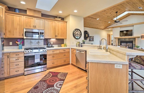 Sisters Condo | Sisters Getaway w/Hot Tub ~ Half-Mi to Dtwn!