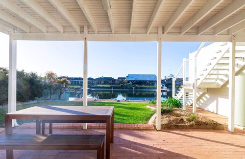 Sussex Inlet House | Sit and relax with the birds!