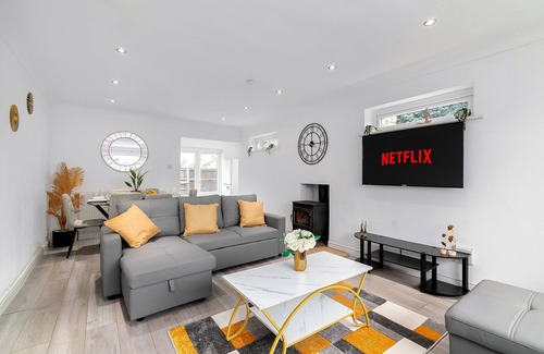 Sittingbourne House | Sittingbourne Lodge with 4 free parking