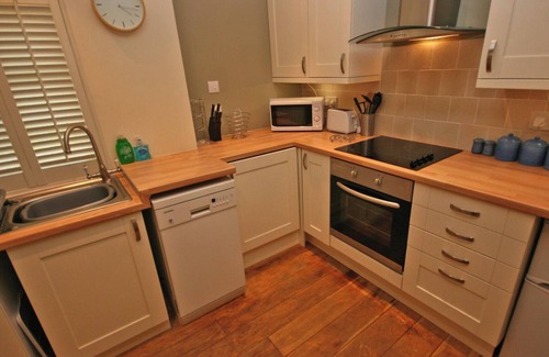 Helensburgh Cottage | Situated on the west side of Loch Lomond being only 2 miles from the loch itself .