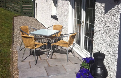 Helensburgh Cottage | Situated on the west side of Loch Lomond being only 2 miles from the loch itself .