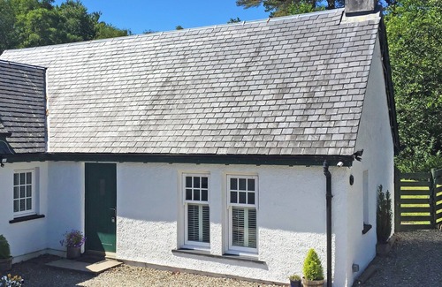Helensburgh Cottage | Situated on the west side of Loch Lomond being only 2 miles from the loch itself .