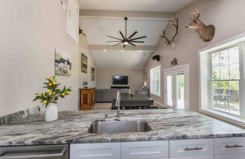 Bakerton Cottage | Situated on the banks of the Cumberland River minutes away Lake Cumberland