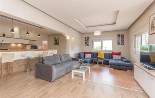 Bilisane House | Six-Bedroom Holiday Home In Bilisane