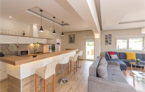 Bilisane House | Six-Bedroom Holiday Home In Bilisane