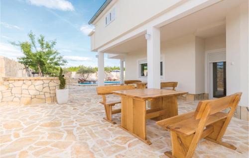 Bilisane House | Six-Bedroom Holiday Home In Bilisane