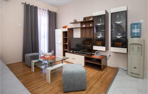 Kremena House | Six-Bedroom Holiday Home In Klek
