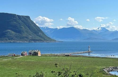 Godøy House | Sjarmerende Bolig På Gammel Fyrstasjon