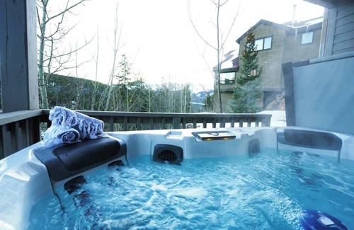 Breckenridge Park Estates Ski Chalet | Skalli Haus - Lux Remodel w/Sauna, HTub, Pets!