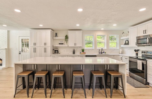Layton House | Ski at Snowbasin, Have fun at Lagoon, Bring the whole family: Sleeps 22, Layton