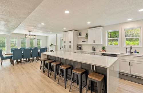 Layton House | Ski at Snowbasin, Have fun at Lagoon, Bring the whole family: Sleeps 22, Layton