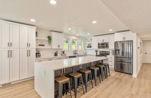 Layton House | Ski at Snowbasin, Have fun at Lagoon, Bring the whole family: Sleeps 22, Layton