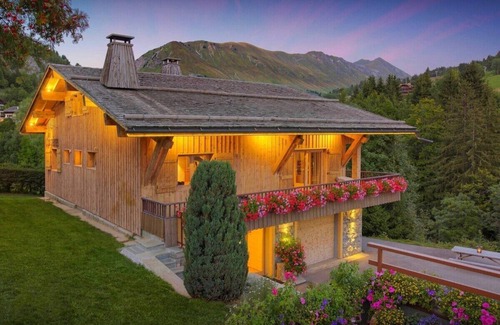 Le Chinaillon Ski Chalet | Ski base piste views, 14 people, pool and sauna