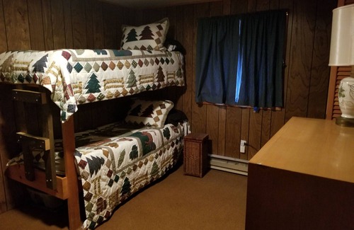 Londonderry Ski Chalet | Ski between Magic Mtn. Bromley, Stratton and Okemo.