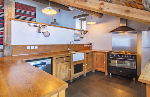 Nancroit Ski Chalet | Ski chalet with enchanting mountain views - 10-minute shuttle to the slopes - 14PAX