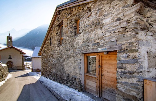 Nancroit Ski Chalet | Ski chalet with enchanting mountain views - 10-minute shuttle to the slopes - 14PAX
