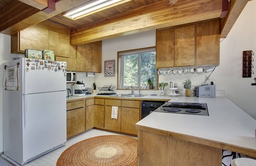 Snoqualmie Pass Ski Chalet | Ski chalet with mountain views.