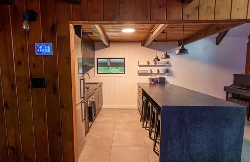Vernon Ski Chalet | Ski house/ ON THE SLOPE/ Private hot tub & Fire pit