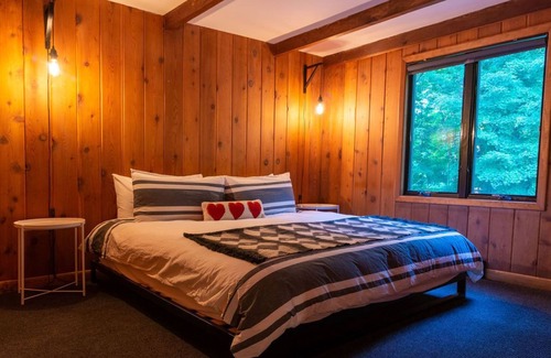 Vernon Ski Chalet | Ski house/ ON THE SLOPE/ Private hot tub & Fire pit
