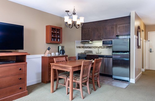 West Dover Apartment | Ski-In 1BR | Spacious With Murphy Bed