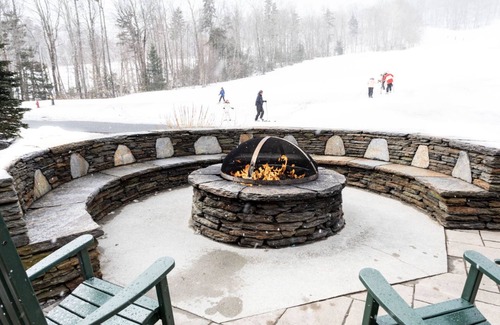 West Dover Apartment | Ski-In 2BR Loft | Sleeps 8