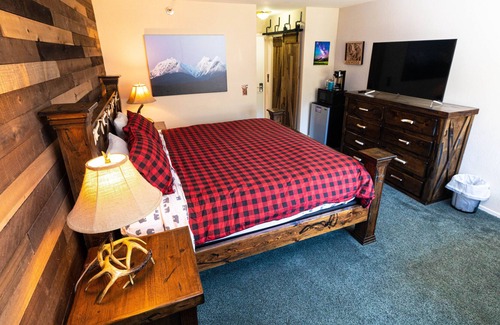 Kirkwood Hotel | SKI IN/ Kirkwood Towers-King bed w/Mountain View @ Village