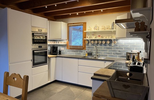 Oz Ski Chalet | SKI IN/OUT, 20M FROM SKI LIFT,6 BED,4 BATH, SAUNA, FREE FIBRE WIFI,MOUNTAIN VIEW