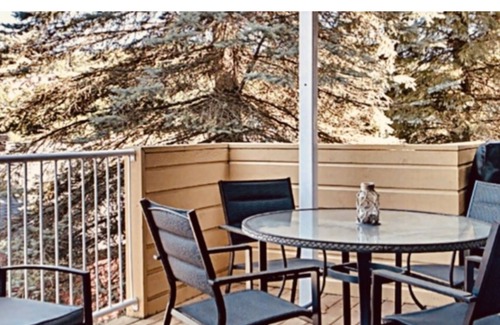 Bromont Condo | SKI IN-OUT \BIKE IN-OUT ! Walking distance from the mountain.
