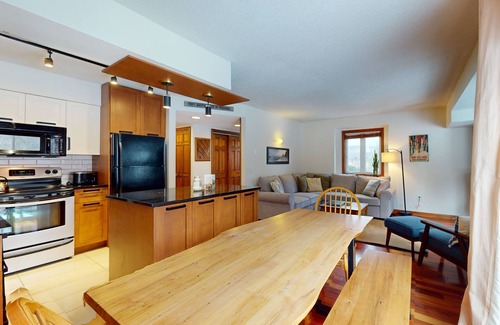 North Troy Condo | Ski-in/out home near tram with W/D, deck & mountain view