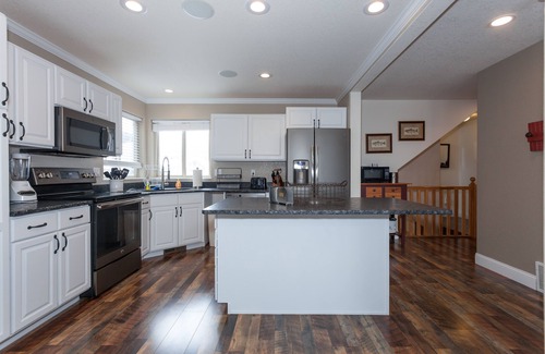 Whitefish House | SKI IN/OUT, HOT TUB. 4 Bed 4.5 bath, 3 Kings, sleeps 20! 45 min to Glacier.