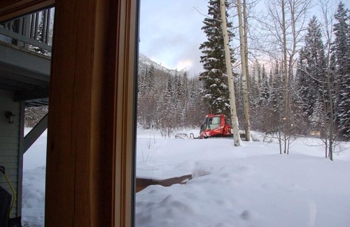 Golden House | Ski in/out, Luxury with Amazing Views, Open Concept, 29 ft Ceilings, Airy!