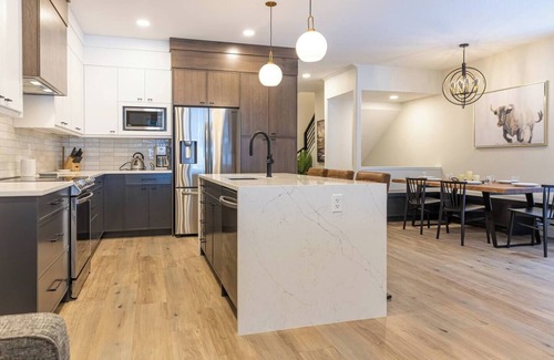East Kootenay Ski Chalet | Ski In/Out. Luxury with Hot Tub & EV Charger