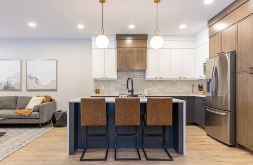 East Kootenay Ski Chalet | Ski In/Out. Luxury with Hot Tub & EV Charger
